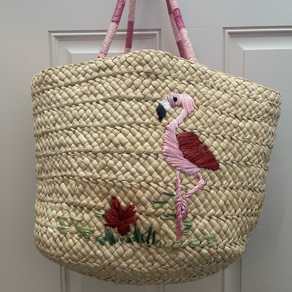 Cute straw bag. Used once. Great as purse or beach bag.